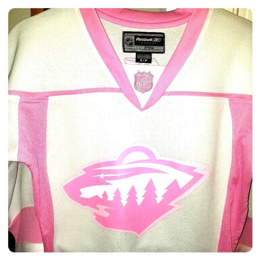 Women's "Minnesota Wild" hockey Jersey. Pink/white
